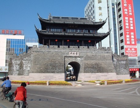 岥