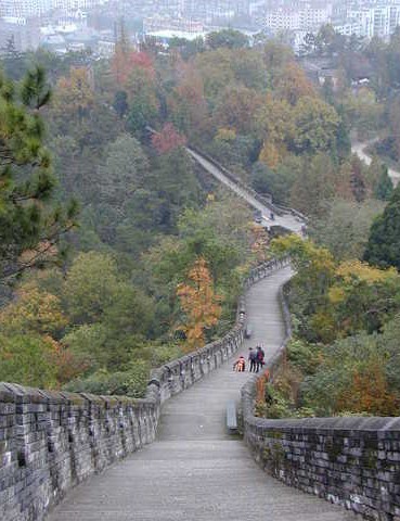 岥