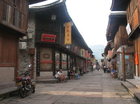 岥